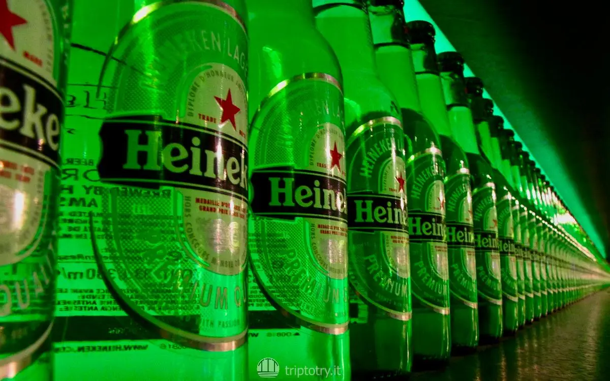 Amsterdam cosa vedere - Dettaglio su bottiglie di birra all'Heineken Experience ad Amsterdam