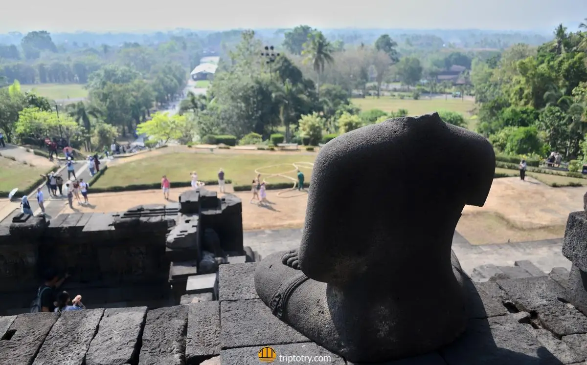 tempio di Borobudur Yogyakarta: statua di Buddha e vista sull'isola di Giava