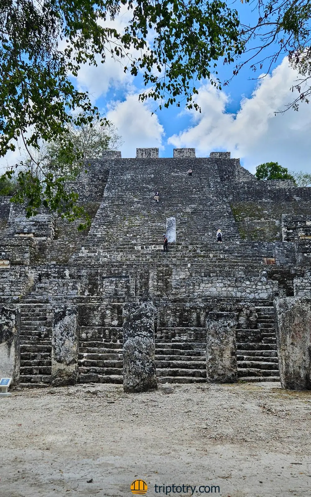 Piramide maya e stele decorate del sito di Calakmul, nella penisola dello Yucatan in Messico