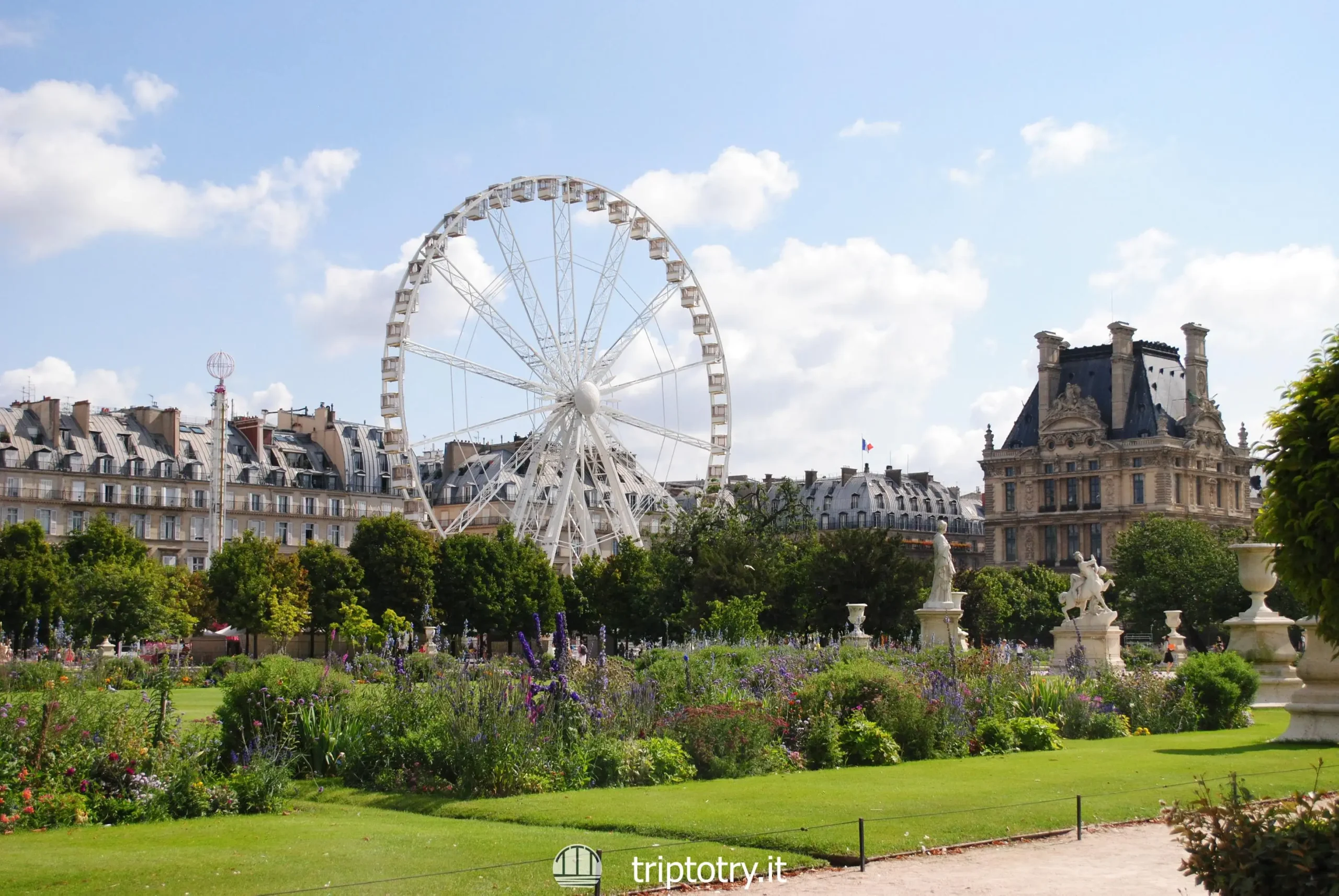 Aiuole fiorite del Jardin des Tuileries e vista sul Louvre a Parigi
