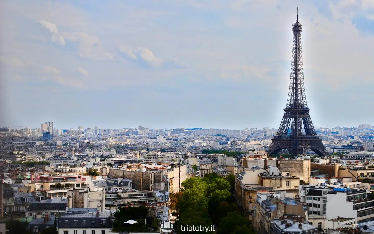 Champs Elysées e Tour Eiffel visti dall'Arc de Triomphe a Parigi