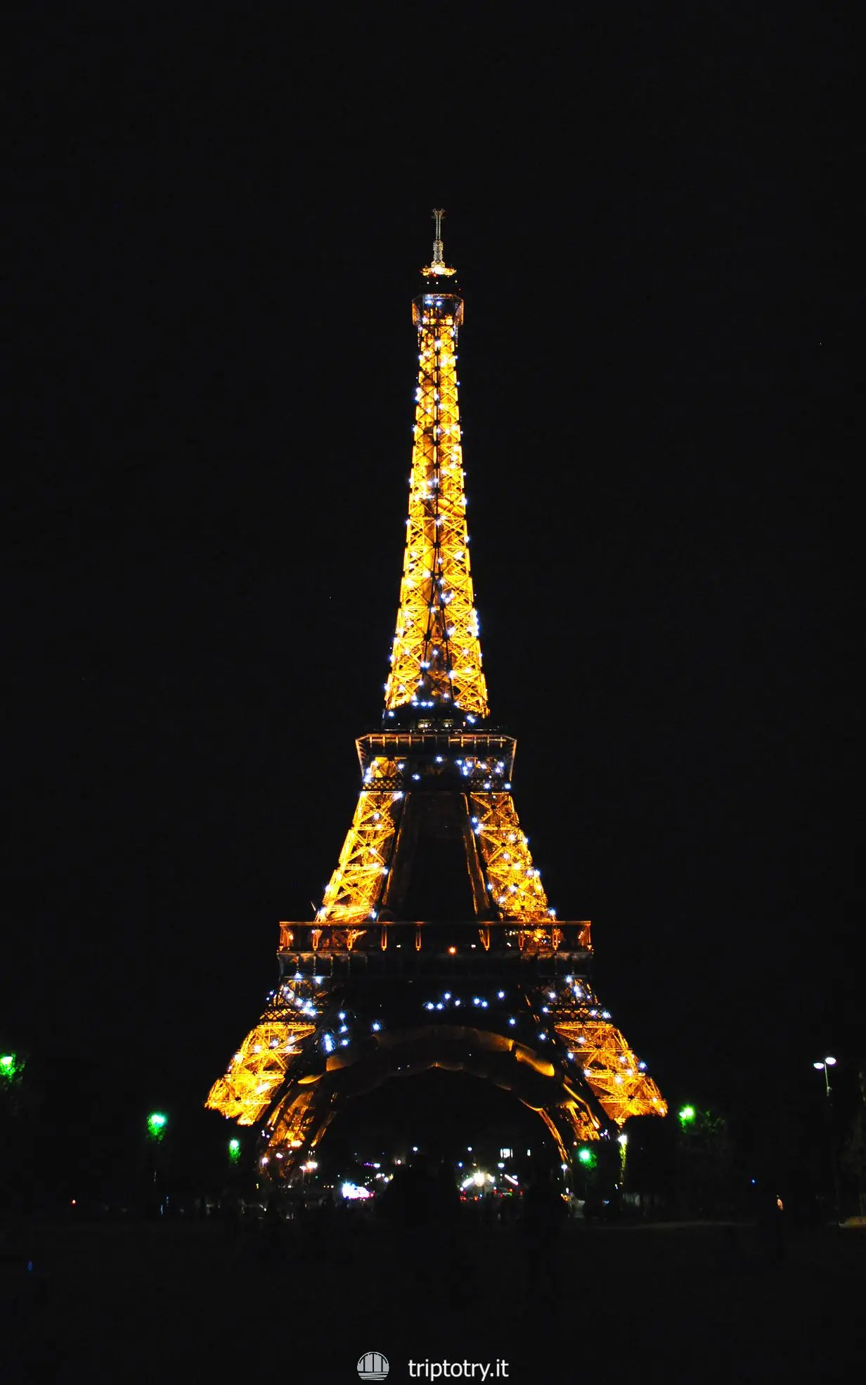 consigli per un viaggio a parigi: Tour Eiffel illuminata di notte a Parigi