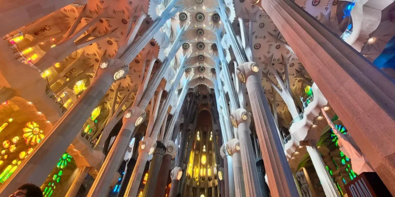 Itinerario Barcellona in 4 giorni - Le vetrate colorate e le colonne della foresta della Sagrada Familia di Barcellona - 4 DAY ITINERARY BARCELONA