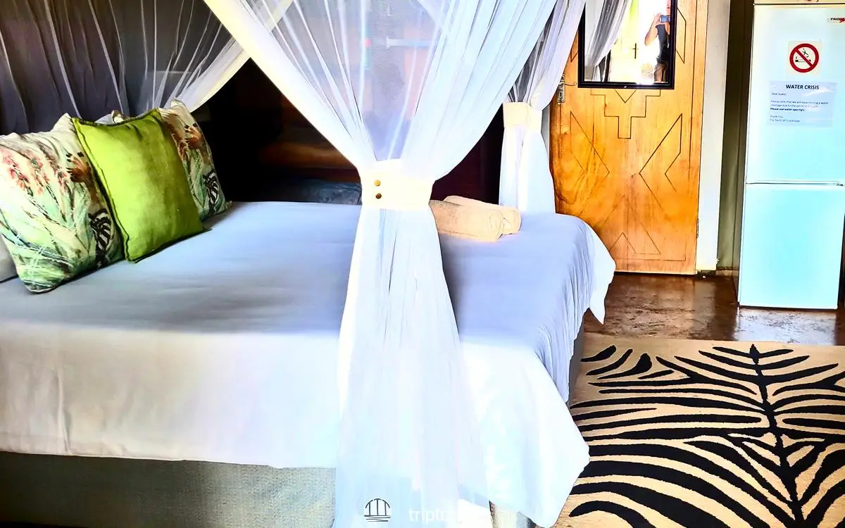 Tenda con camera matrimoniale in lodge per safari al Kruger National Park in Sudafrica