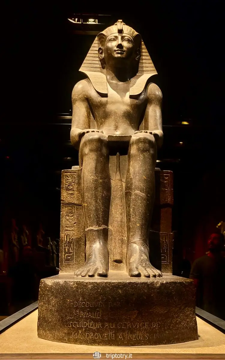 Informazioni sul Museo Egizio di Torino - Imponente statua nera di faraone conservata nella Galleria dei Re nel Museo Egizio di Torino