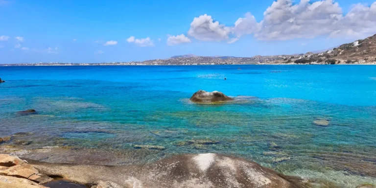top beaches in Naxos - migliori Spiagge di Naxos - Il mare blu della spiaggia di Orkos a Naxos