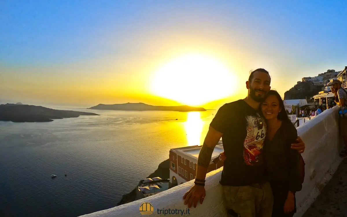 Dove vedere il tramonto a Santorini - Romantico tramonto sul mare a Fira in Santorini - best place for sunset in santorini
