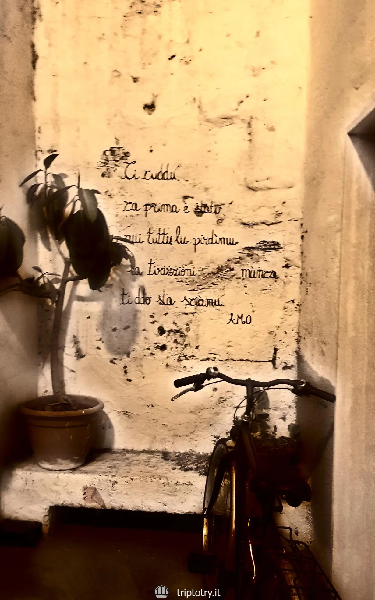 ITINERARIO PER VISITARE IL SALENTO FAI DA TE - Poesie scritte sui muri dei vicoli storici del paese di Maruggio in Salento - GUIDE SALENTO