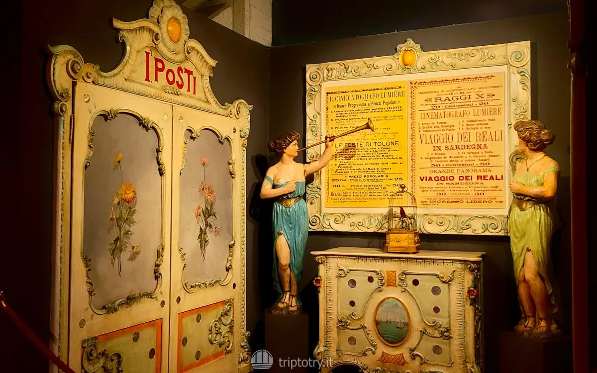 Antica porta di un cinema e manifesto di proiezione al Museo del Cinema di Torino - city of turin italy