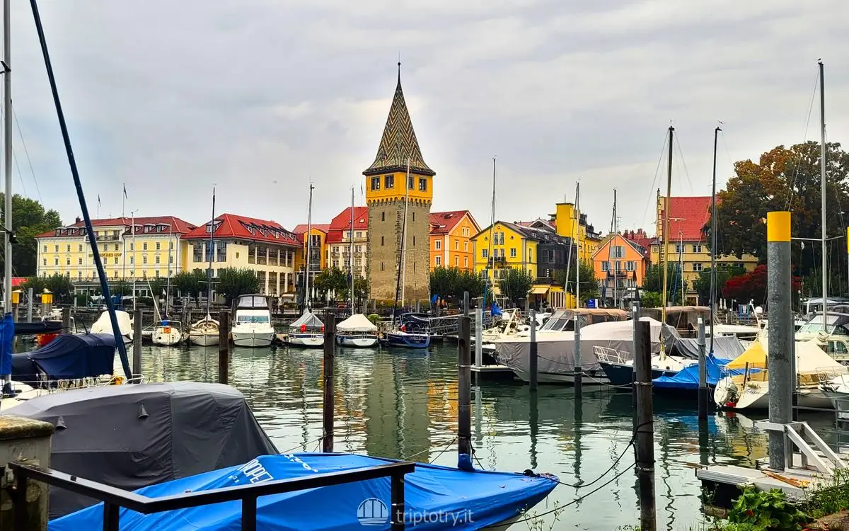 Baviera cosa vedere - Itinerario in Baviera - Il Mangturm, barche e case colorate sul lago di Costanza a Lindau in Baviera - 3 days in Bavaria travel itinerary
