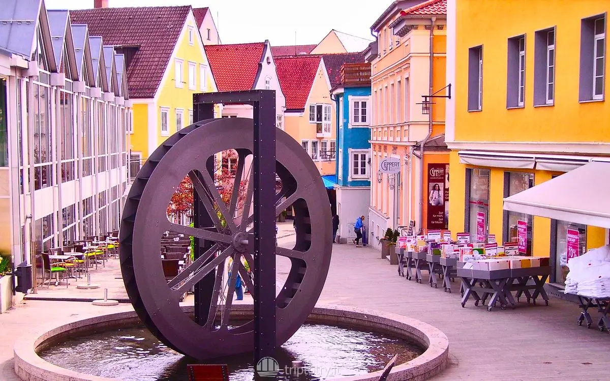 Baviera cosa vedere - Itinerario in Baviera - Case colorate e fontana lungo le vie del centro storico di Kempten in Baviera - 3 days in Bavaria travel itinerary