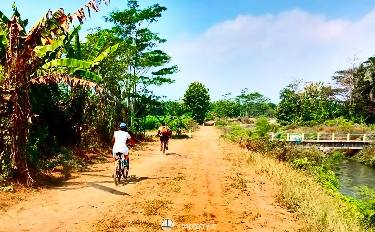 Templi Yogyakarta Borobudur Prambanan - Sport in bicicletta su strade di terra a Yogyakarta in Indonesia - Borobudur to Prambanan