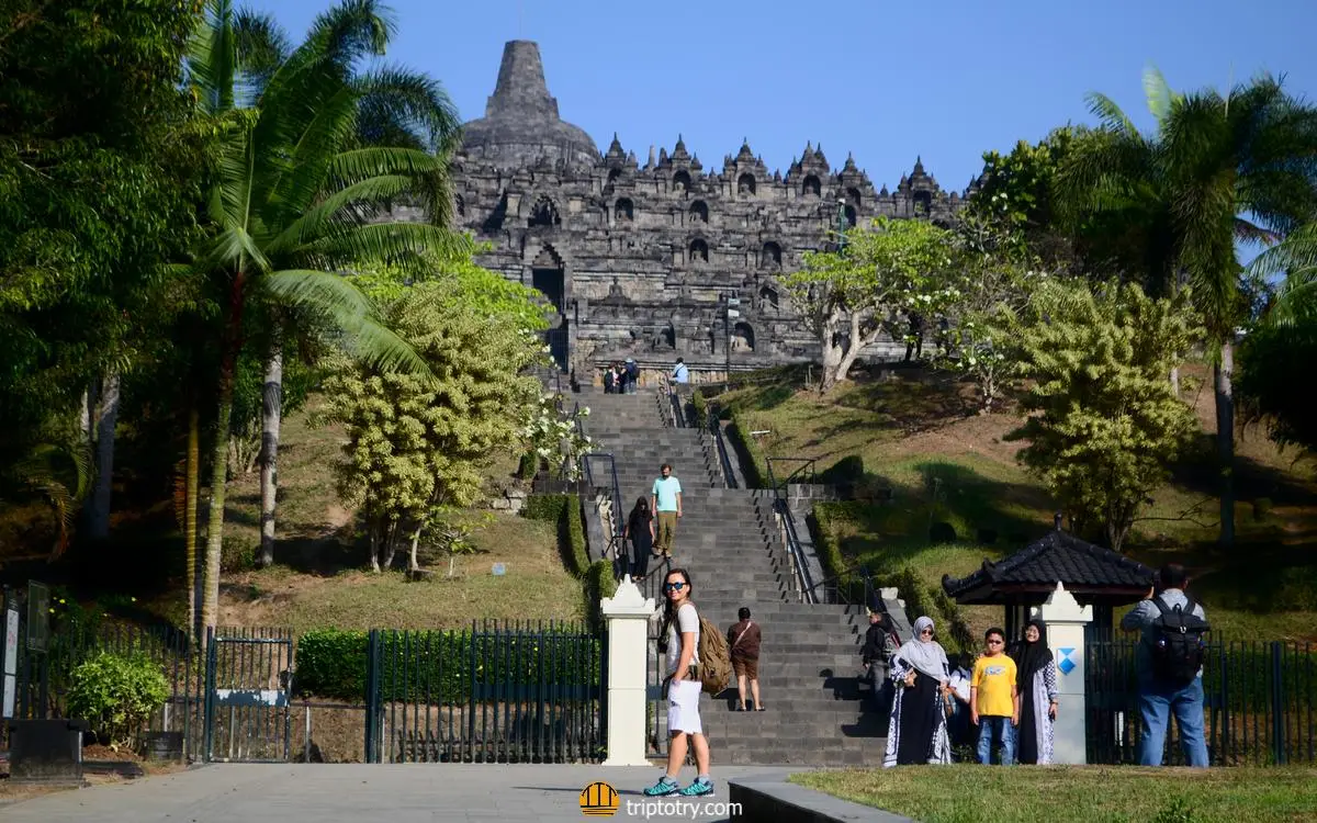 tempio di Borobudur: vista del tempio e della scalinata di accesso