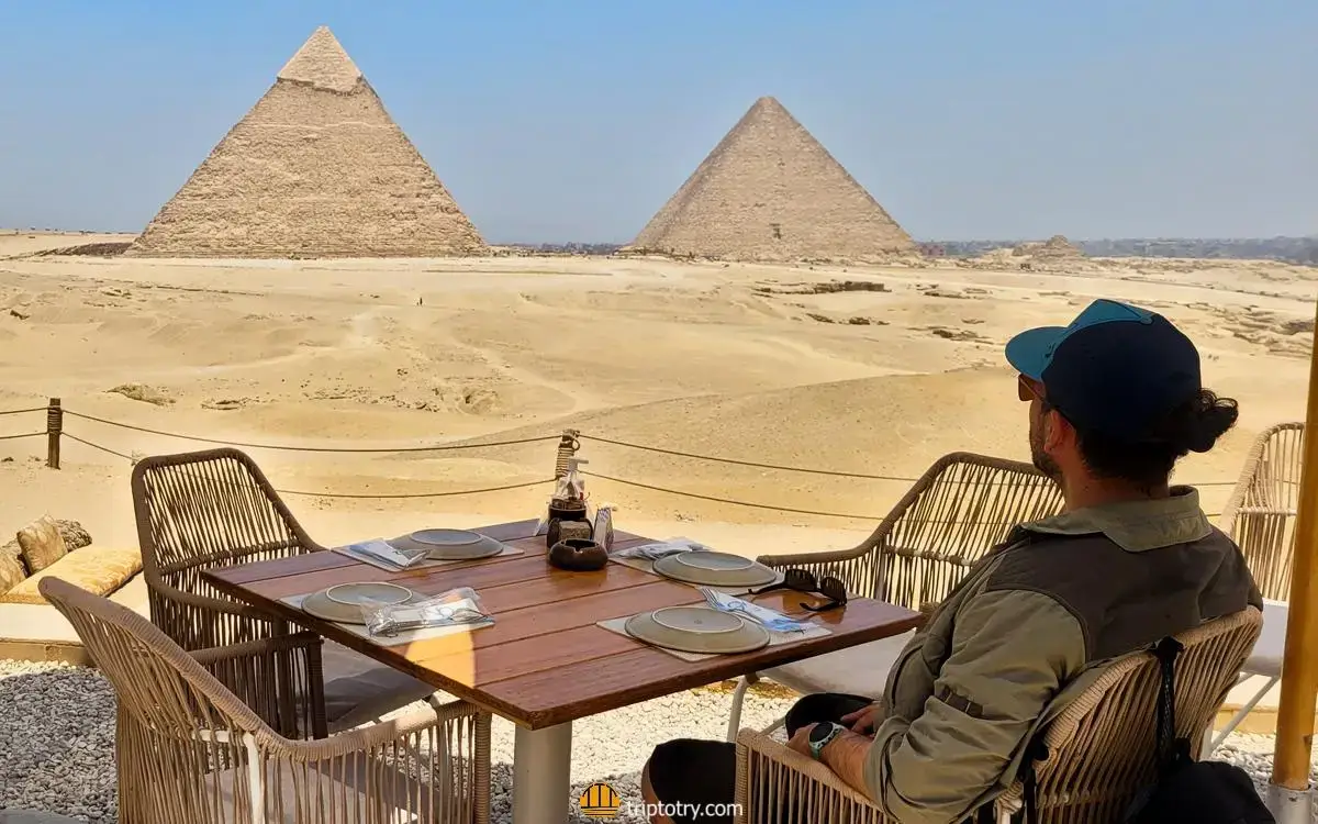 Itinerario Il Cairo in due giorni - pranzo con vista sulle piramidi di Giza