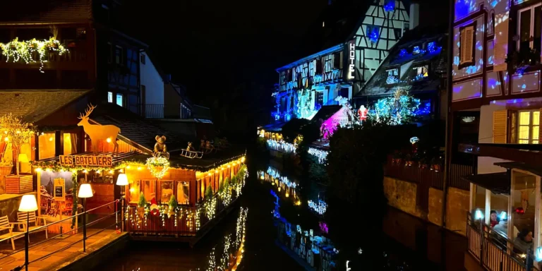 Luci e decorazioni natalizie decorano i canali e il centro di Colmar di notte