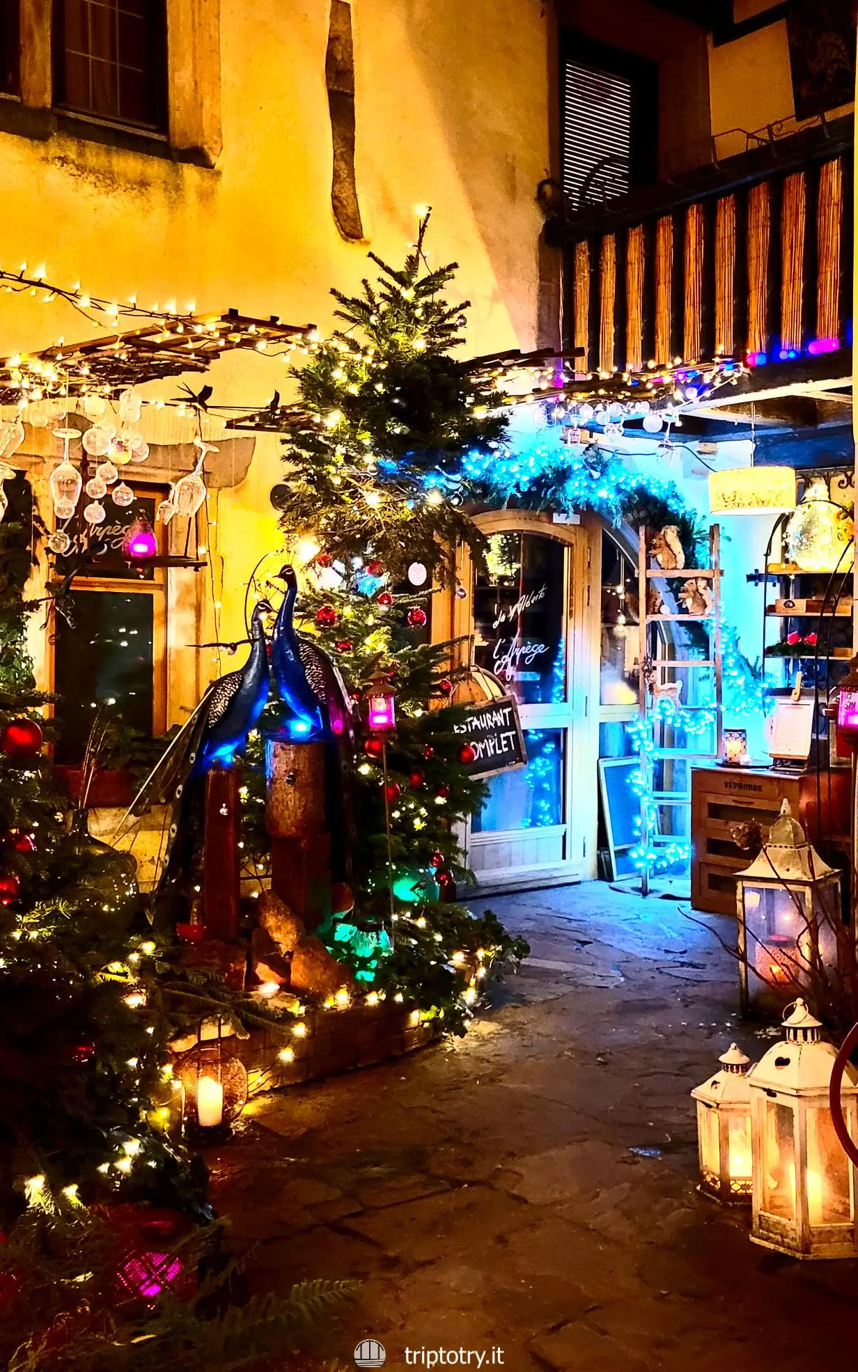 Decorazioni e luci natalizie in un ristorante nel centro storico di Colmar in Francia