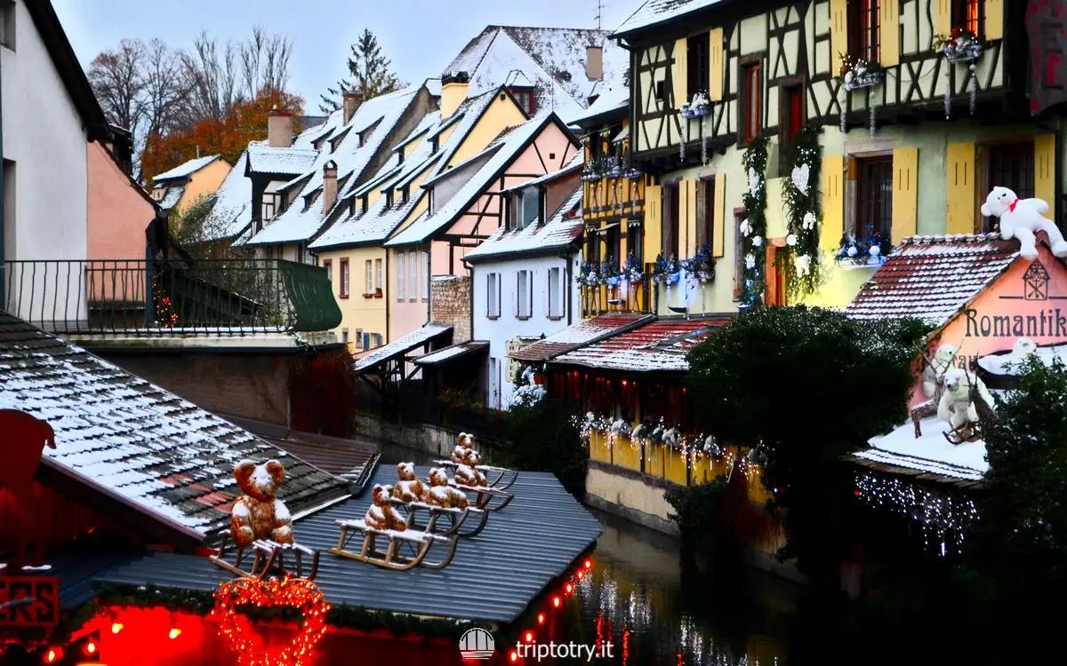 Ristoranti con decorazioni di Natale sul canale della Petite Venise a Colmar in Alsazia