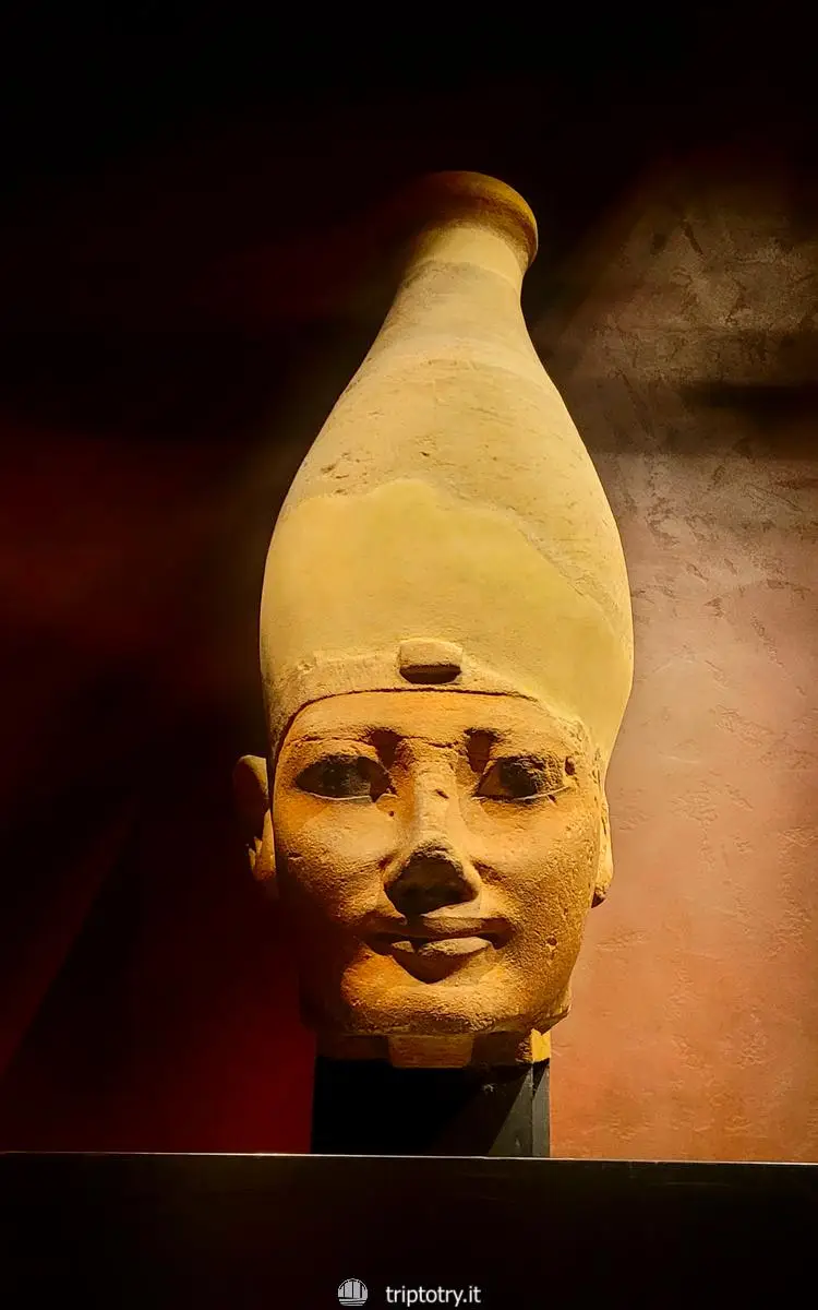 Torino consigli di viaggio - Resti di una statua conservata nella Galleria dei Re del Museo Egizio di Torino
