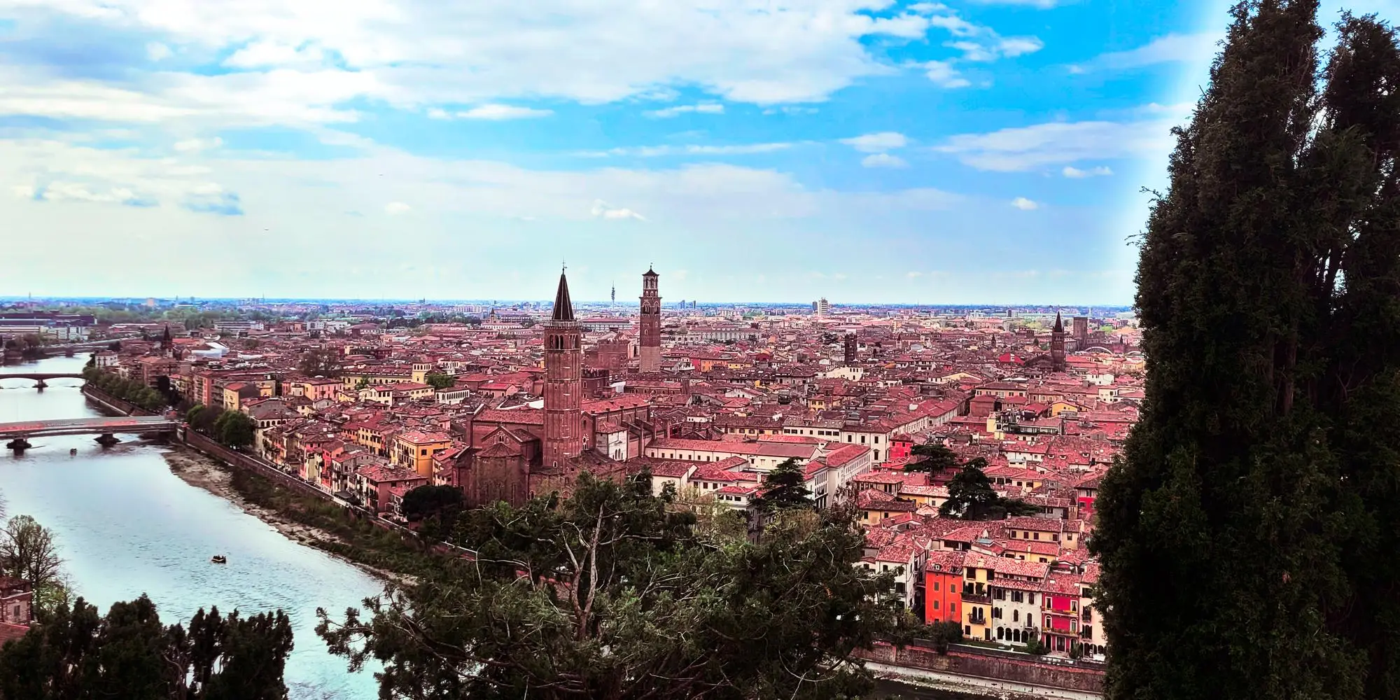 Visitare Verona - Vista da Castel San Pietro sull'Adige e sui tetti rossi di Verona - Visiting Verona