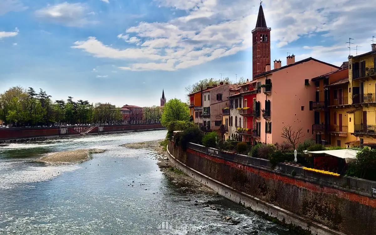 Visitare Verona - Passaggio sull'Adige attraversando il Ponte Pietra a Verona - Visiting Verona