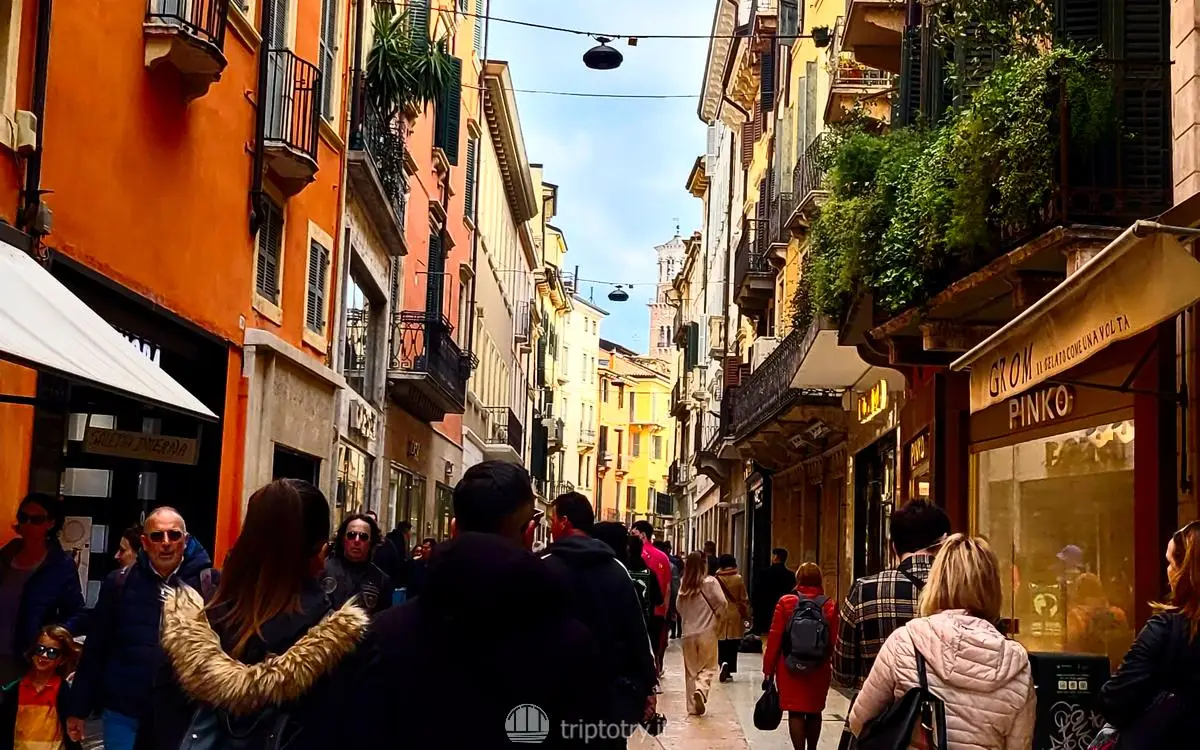 Visitare Verona - Vetrine di negozi e boutique si affacciano sulla via Mazzini nel centro storico di Verona - Visiting Verona