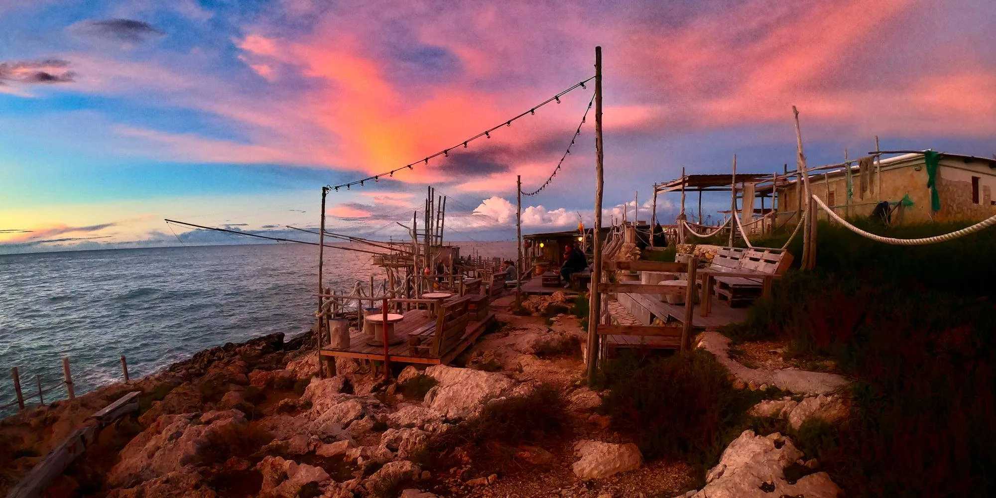 Parco Nazionale del Gargano cosa vedere - trabucco sul mare al tramonto nel Gargano - Visit Gargano