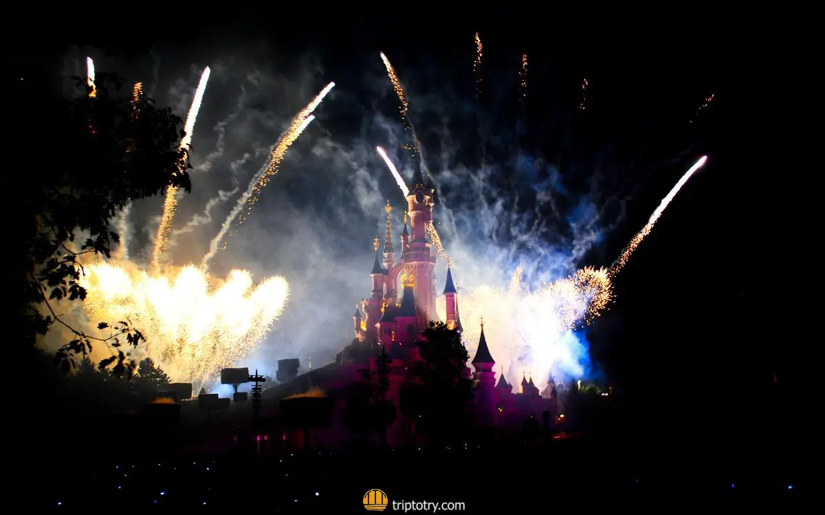 10 cose da vedere parigi - Il castello illuminato dai fuochi di artificio di Disneyland Paris