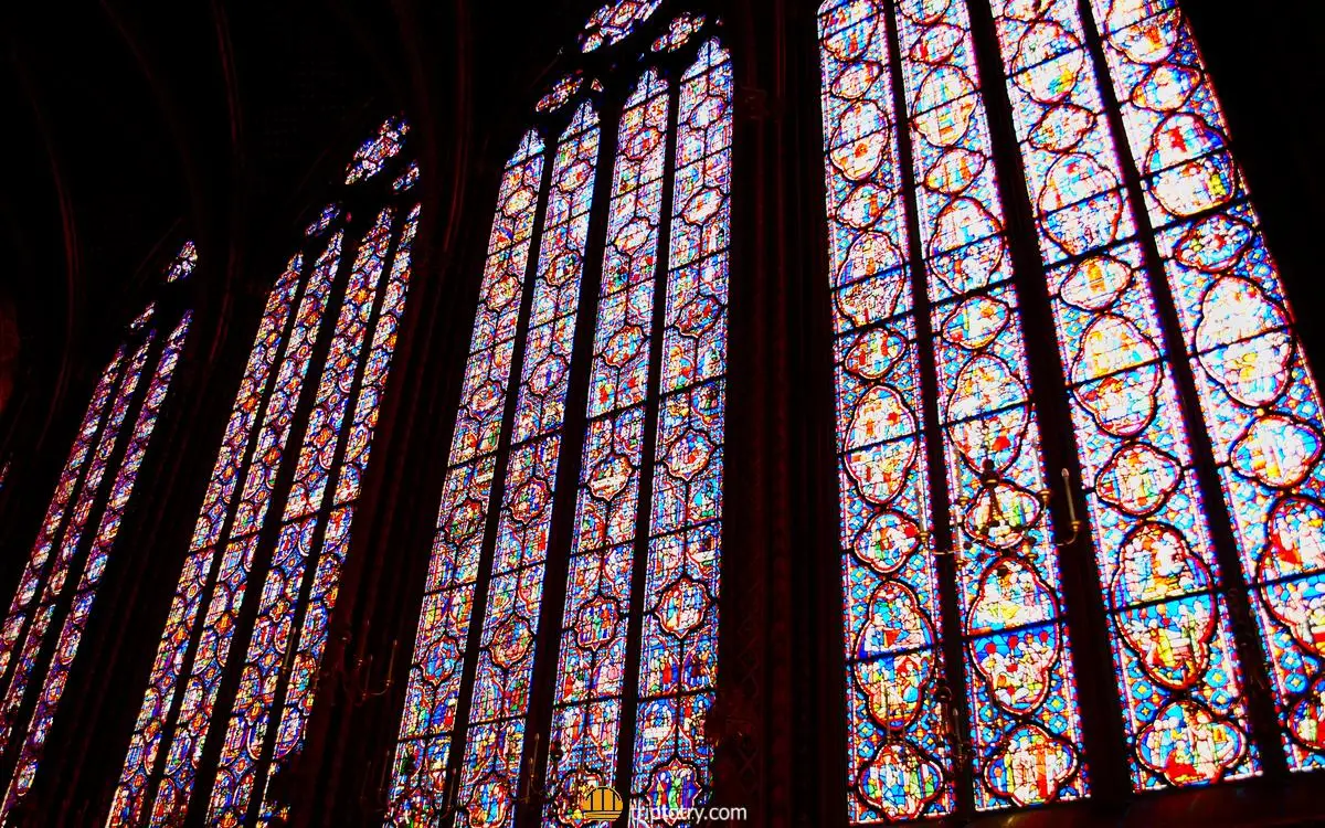 10 cose da vedere parigi - Vetrate colorate della Sainte Chapelle a Parigi