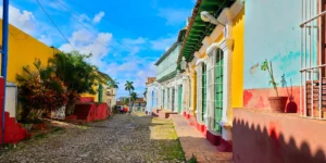 Viaggio a Cuba fai da te: case colorate nelle vie ciottolate di Trinidad