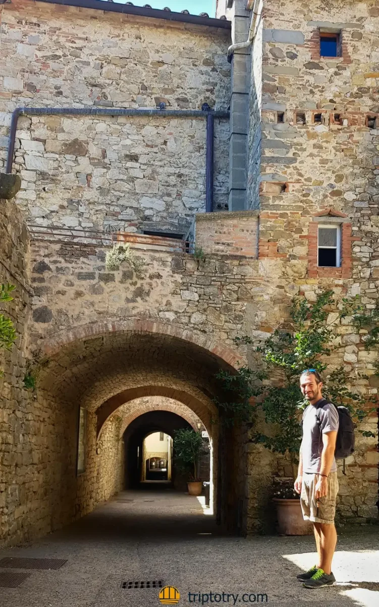 Borghi del Chianti da visitare - Castellina in Chianti centro storico via delle Volte - medieval villages in Tuscany