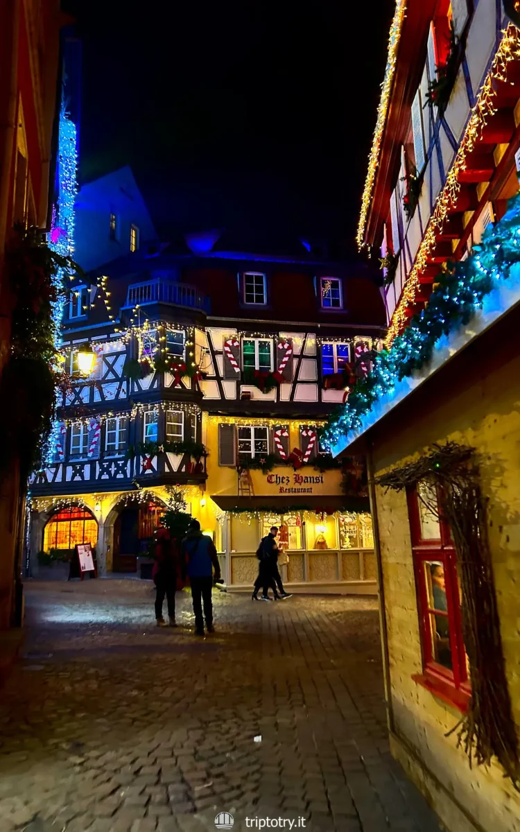 Luci natalizie illuminano il centro di Colmar con decorazioni di Natale