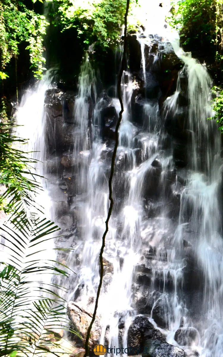 Ubud a Bali cosa vedere -Cascata Kanto Lampo con acqua che scivola sulle rocce in mezzo alla natura a Bali in Indonesia - 5 day bali itinerary - itinerario bali 5 giorni