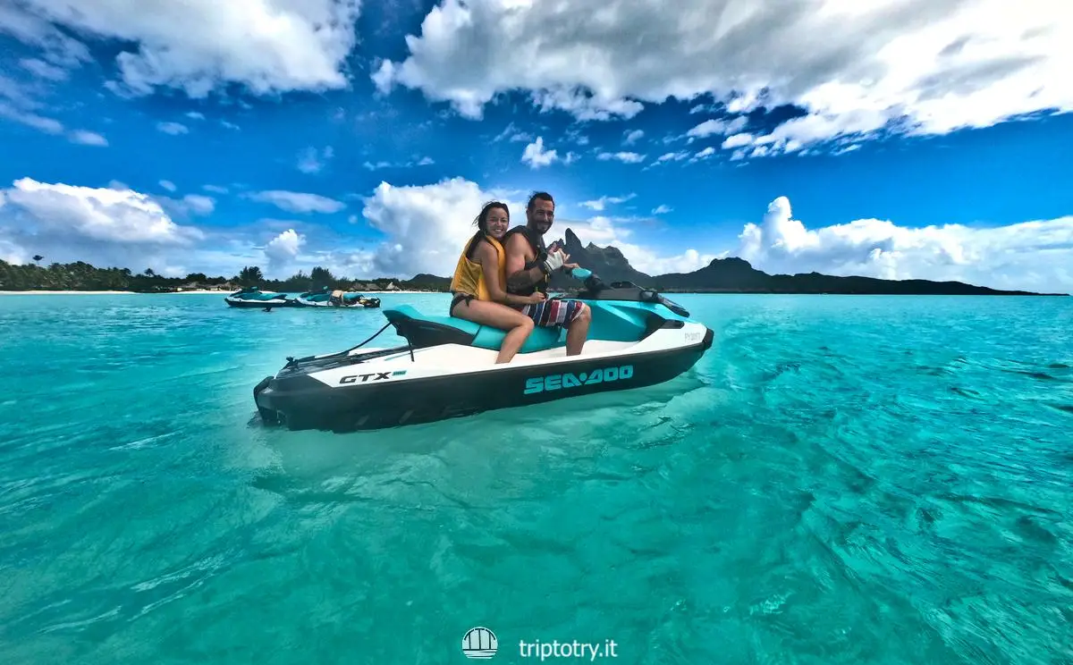 Cose da fare a Bora Bora - Gita in moto d'acqua nel mare azzurro di Bora Bora in Polinesia Francese