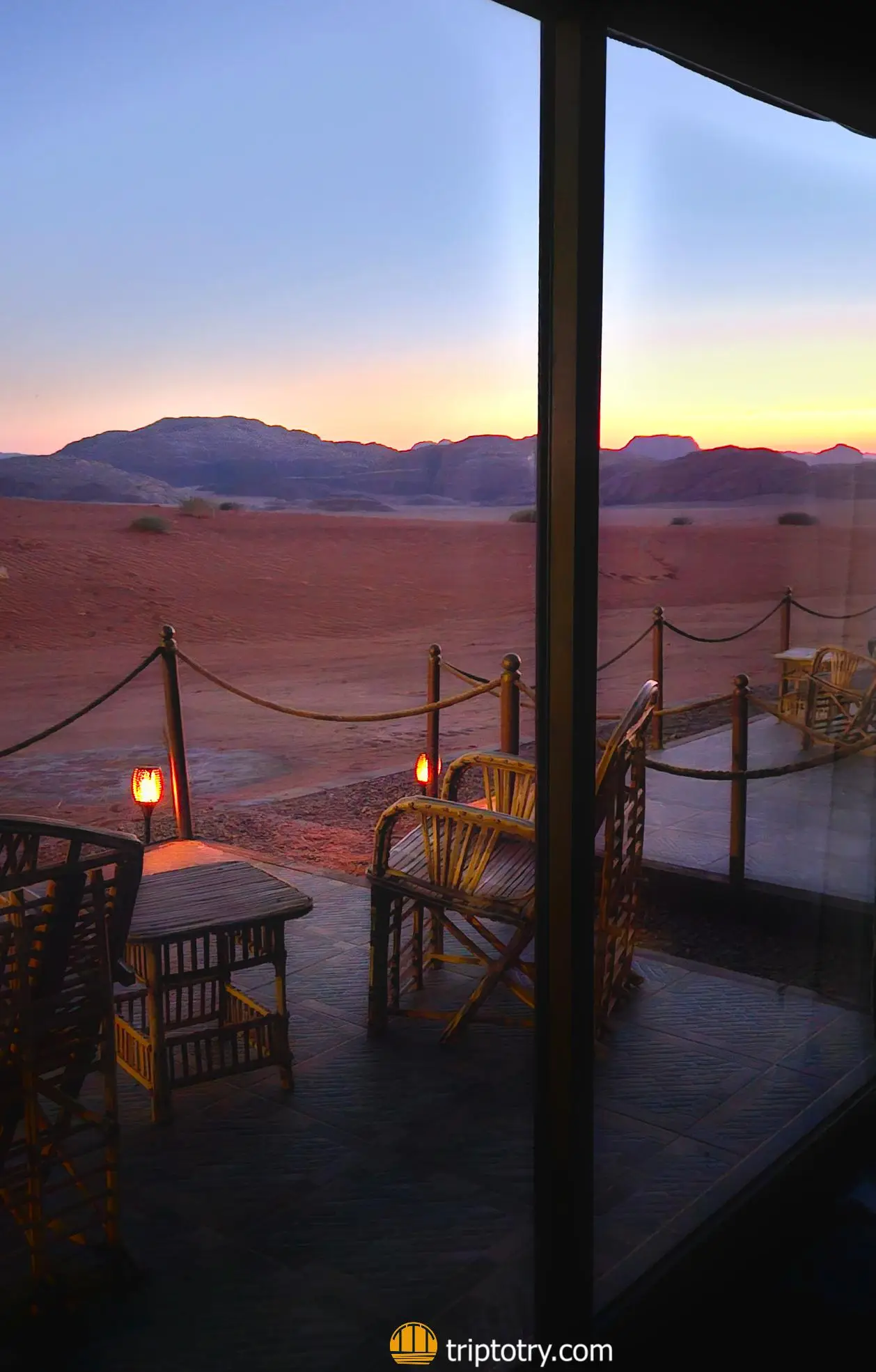 Viaggio in Giordania fai da te - vista del tramonto sul deserto Wadi Rum da una tenda