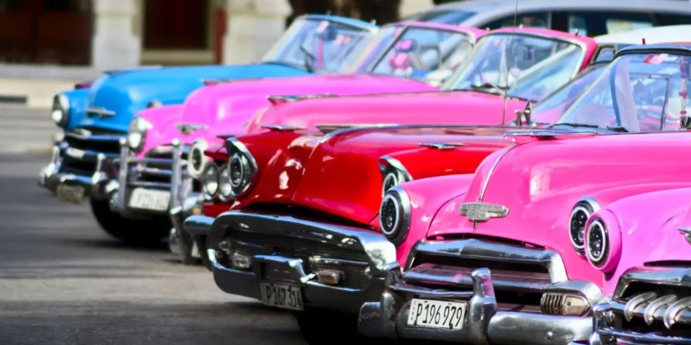 Guidare a Cuba: macchine colorate d'epoca all'Avana