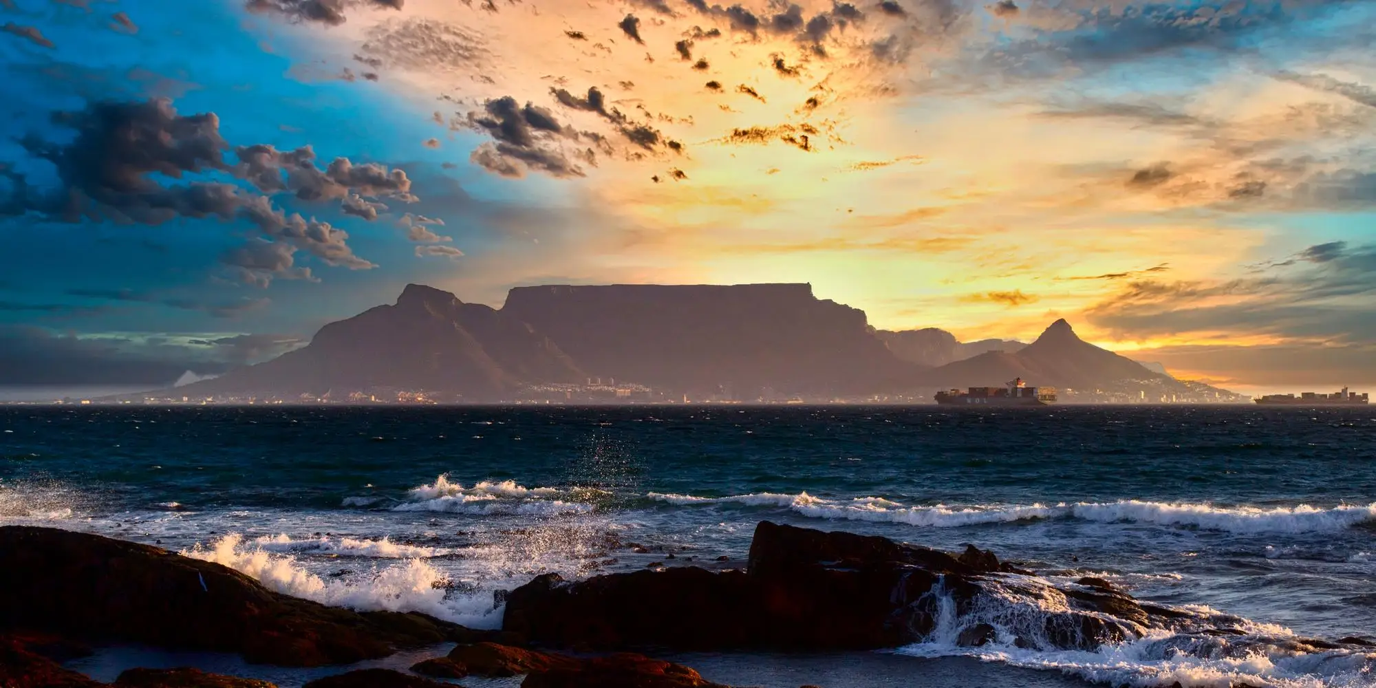Viaggio a Cape Town - Vista dal mare su Cape town e Table Mountain al tramonto