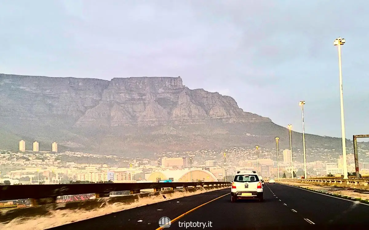Viaggio a Cape Town - Strada per Cape Town dall'aeroporto per una vacanza fai da te con vista su Table Mountain
