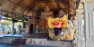 INDONESIA TRAVEL ITINERARY 2 WEEKS - ITINERARIO 15 GIORNI INDONESIA - Tempio hindu a Bali con maschera di dragone