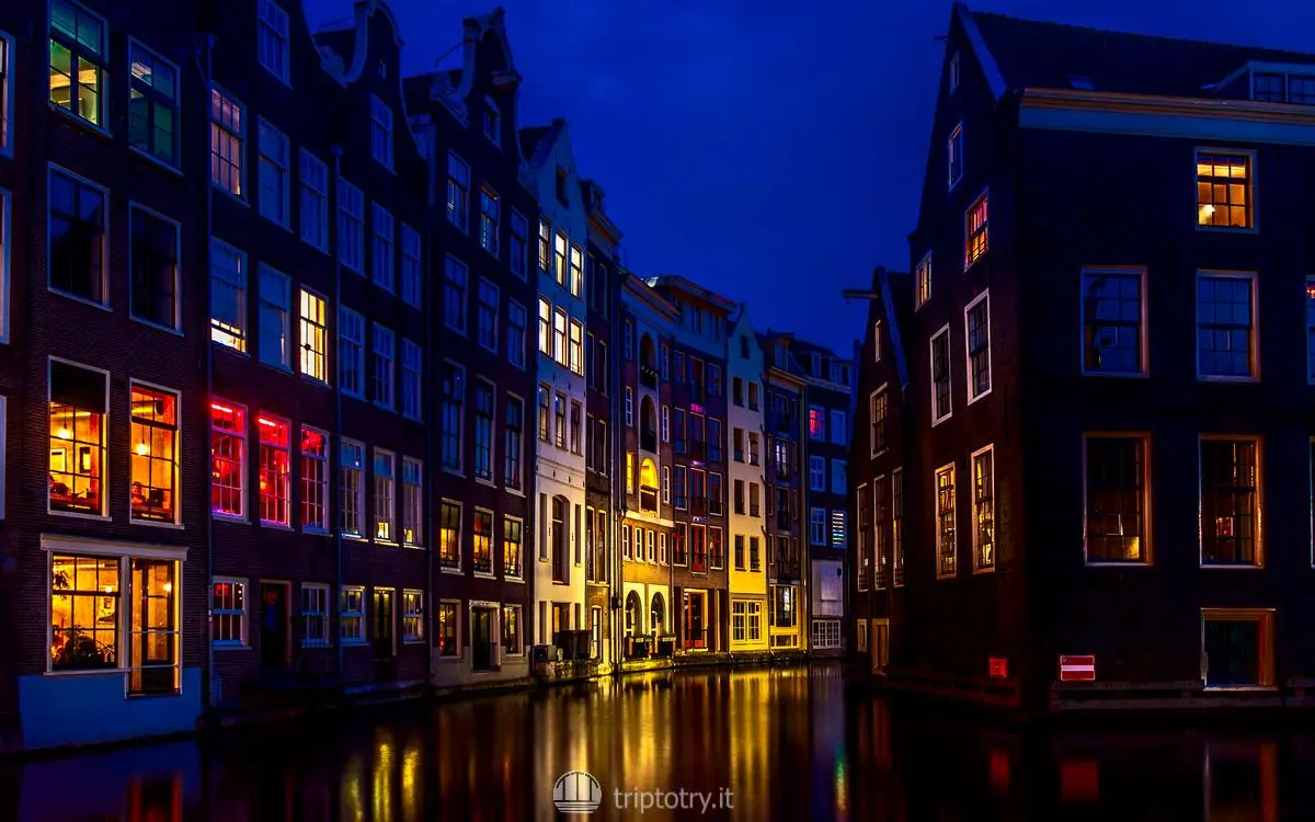 Itinerario per visitare Amsterdam in 3 giorni - Vista notturna sui canali di Amsterdam e le luci delle case accese - 3 day itinerary amsterdam