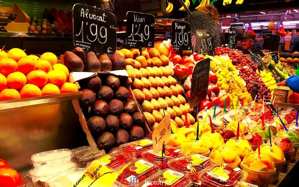 Itinerario Barcellona in 4 giorni - Bancarelle di frutta colorata al mercato la Bouqueria di Barcellona - 4 DAY ITINERARY BARCELONA