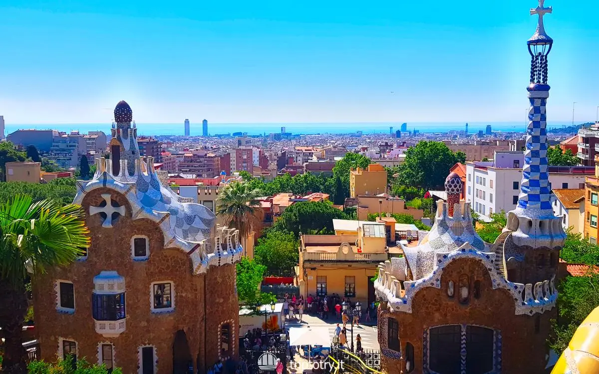 Itinerario Barcellona in 4 giorni - Vista sulla città e sugli edifici di Gaudi dal terrazzo del Parco Guell di Barcellona - 4 DAY ITINERARY BARCELONA