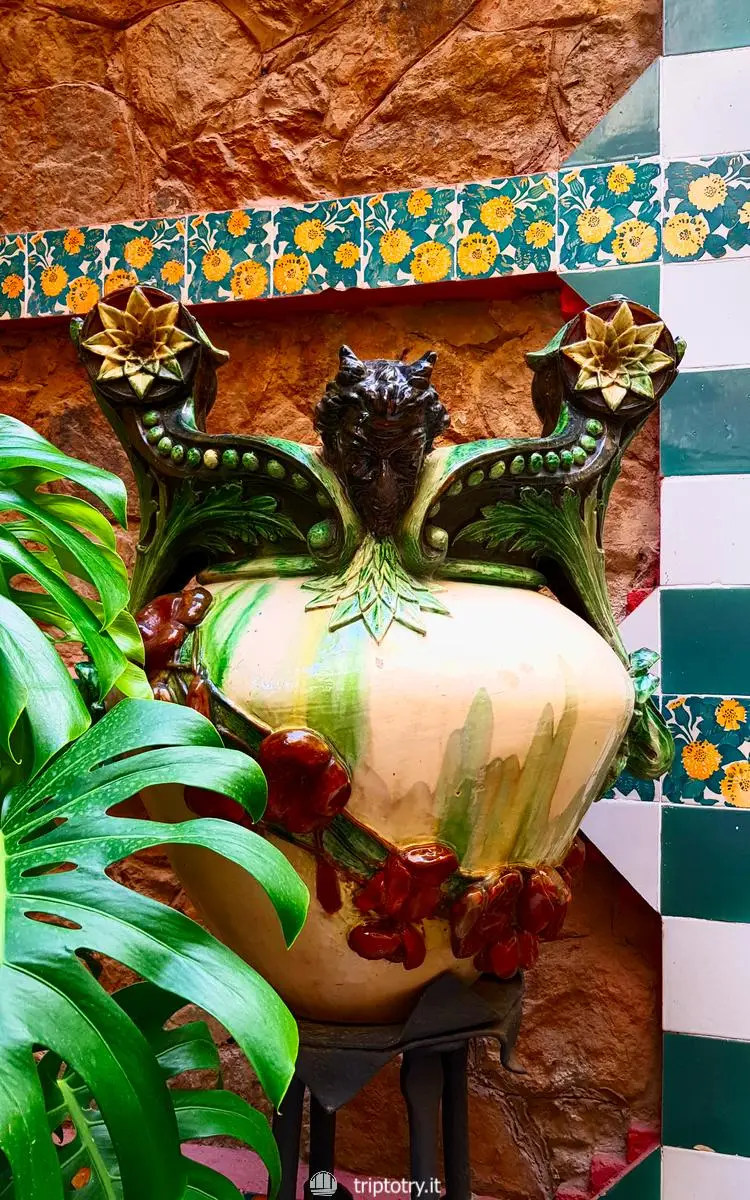 Itinerario Barcellona in 4 giorni - Dettaglio di decorazione trencadis e vaso nel giardino della Casa Vicens di Gaudì a Barcellona - 4 DAY ITINERARY BARCELONA