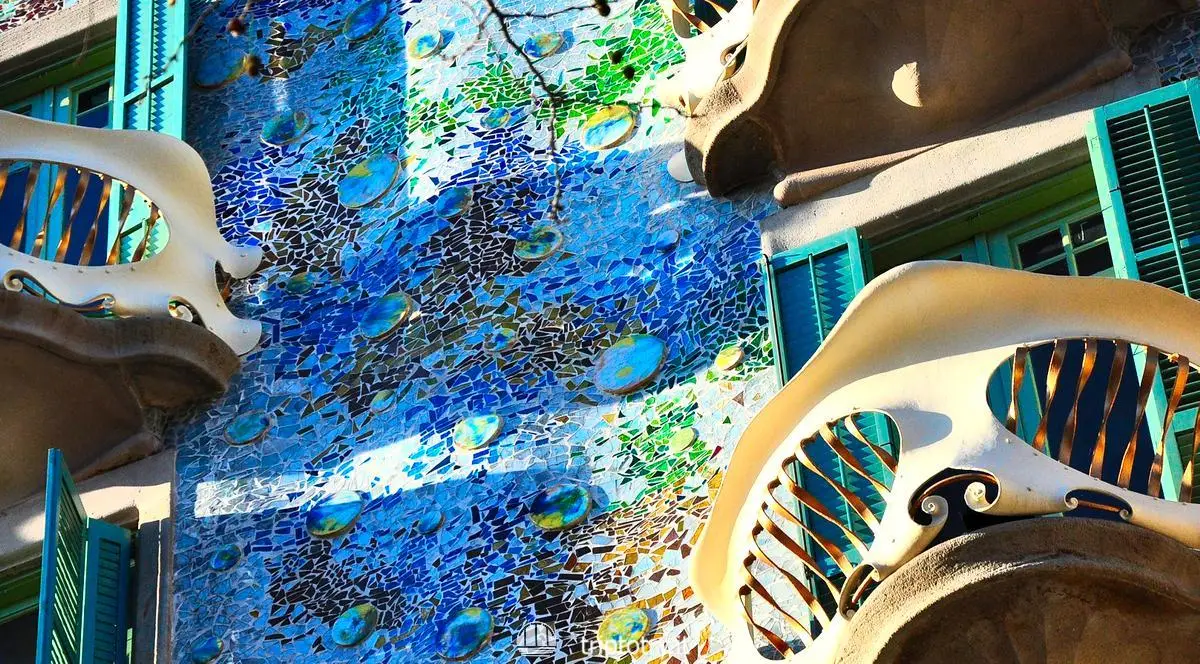 Itinerario Barcellona in 4 giorni - Particolare dei muri decorati in ceramica blu della Casa Battlò di Gaudi a Barcellona - 4 DAY ITINERARY BARCELONA