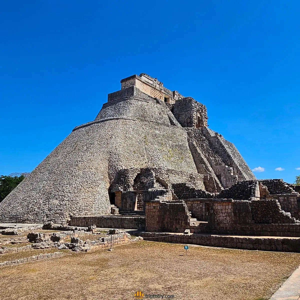 La piramide maya nel sito archeologico di Uxmal in Yucatan ha la particolarità di essere a forma ellittica