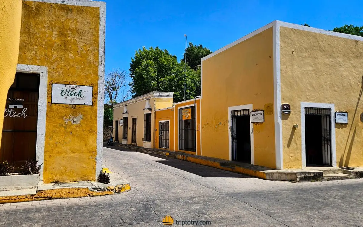 Alley of Izamal, the colonial city with all yellow houses in Yucatan, a place to visit in a 14 day itinerary in Yucatan