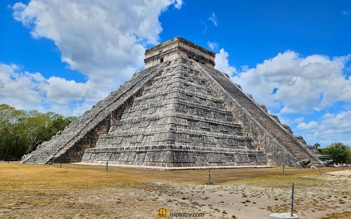 El Castillo of Chichen Itza, the pyramid that is one of the 7 wonders of the world is a fundamental stop on a 14-day itinerary in Yucatan