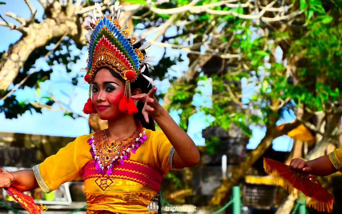 Ubud a Bali cosa vedere -Ballerina durante spettacolo di danza tradizionale a Bali in Indonesia - 5 day bali itinerary