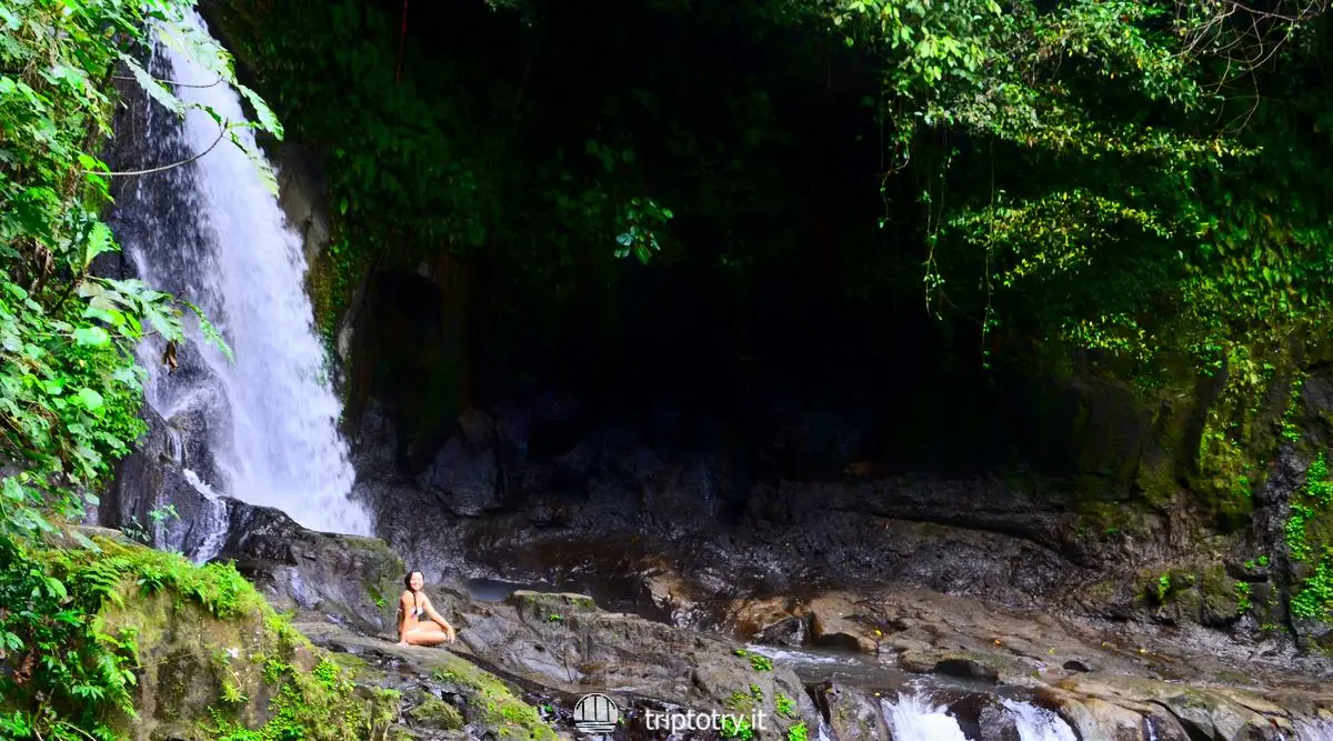 Ubud a Bali cosa vedere -Bagno nella cascata Taman Sari in mezzo alle rocce e alla vegetazione a Bali in Indonesia - 5 day bali itinerary