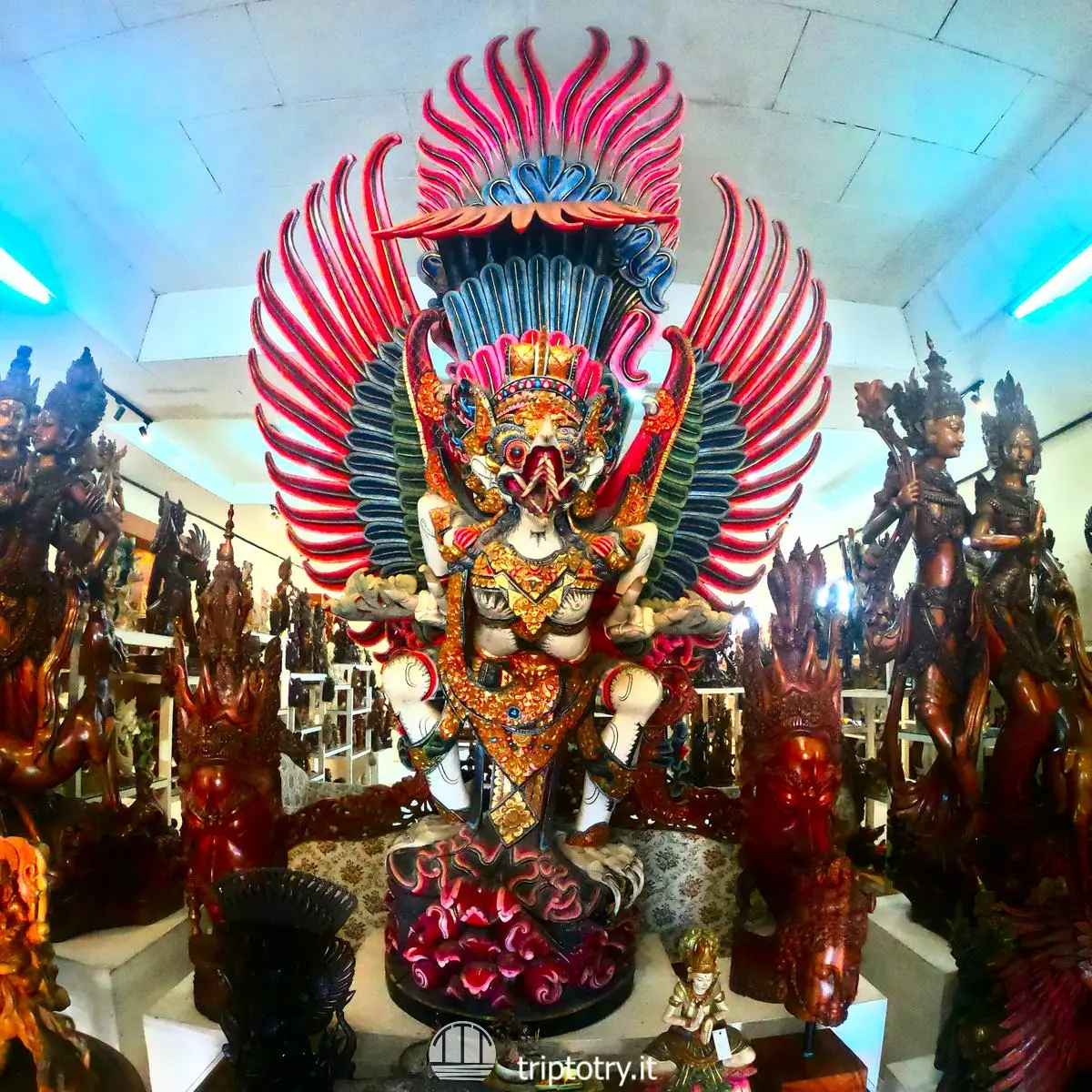 Ubud a Bali cosa vedere -Negozio di artigianato di statue e quadri in legno a Bali in Indonesia - 5 day bali itinerary