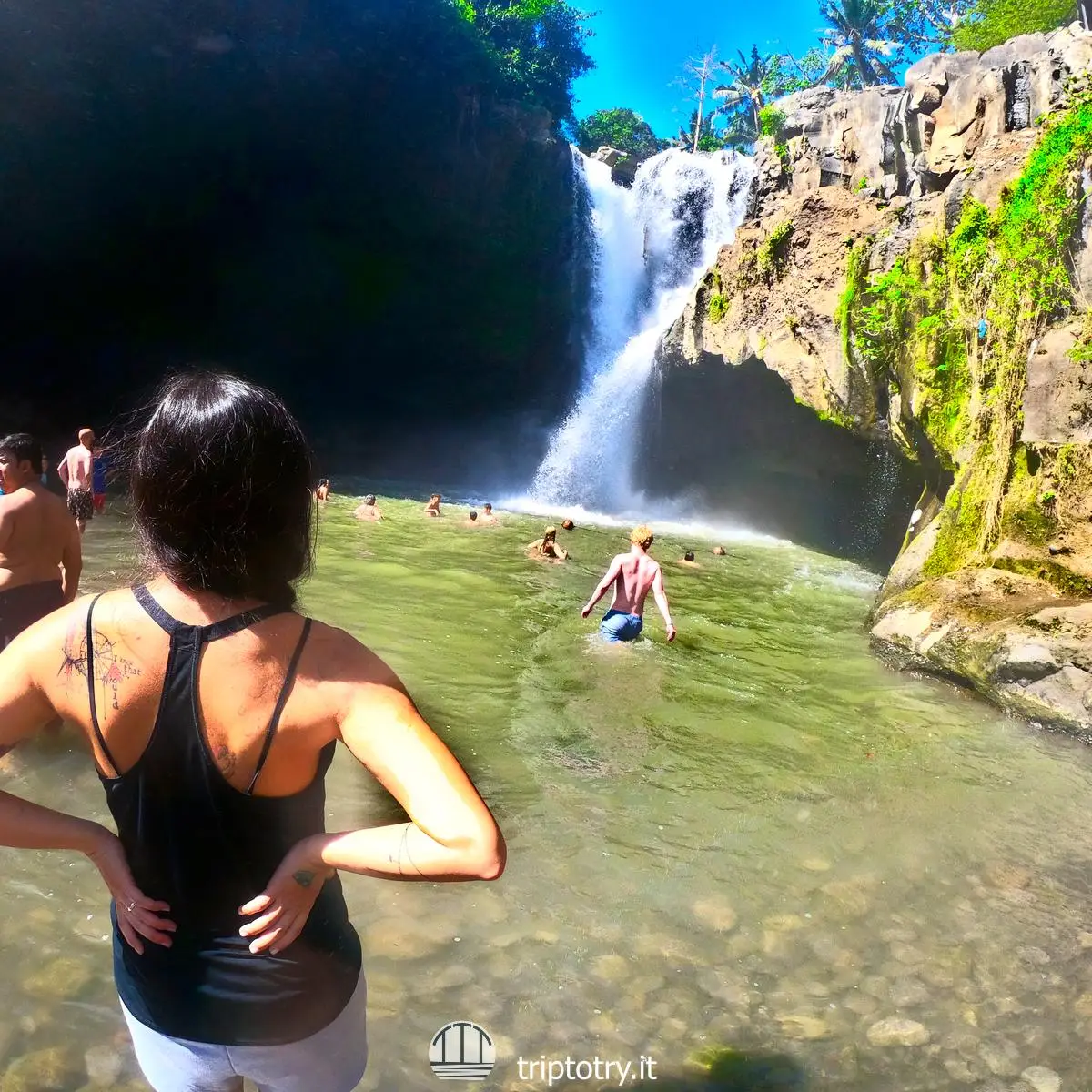 Ubud a Bali cosa vedere -Bagno nella cascata Tegenungan sotto alle rocce a Bali in Indonesia - 5 day bali itinerary